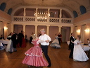 und tanzen den Valse à trois temps, der später zum 6-Schritt-Walzer wurde, in LOD, eine Raumausrichtung der Tanzschritte, die ab 1875 in den Ballsälen modern wurde