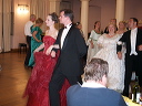 Weitere Hochzeitsgäste treffen ein und tanzen die Cotillon Quadrille (von E. Reisinger 1865), die eine Liebesgeschichte von der „Bekanntschaft“ über die „Freundschaft“ bis hin zur „Hochzeit“ in ihren Figuren erzählt – Cotillon Quadrille Figur 2 - Die Zusammenkunft -