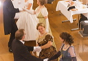 „Räuber 2“ tanzt mit den Damen ein Balancé rechts und links